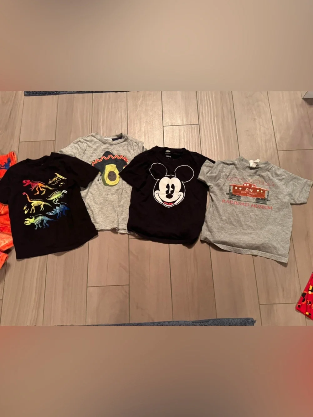 12 Bundle lot 4T 1 robe 4shirt 1pj set 1short 2short outfit sets no stains
